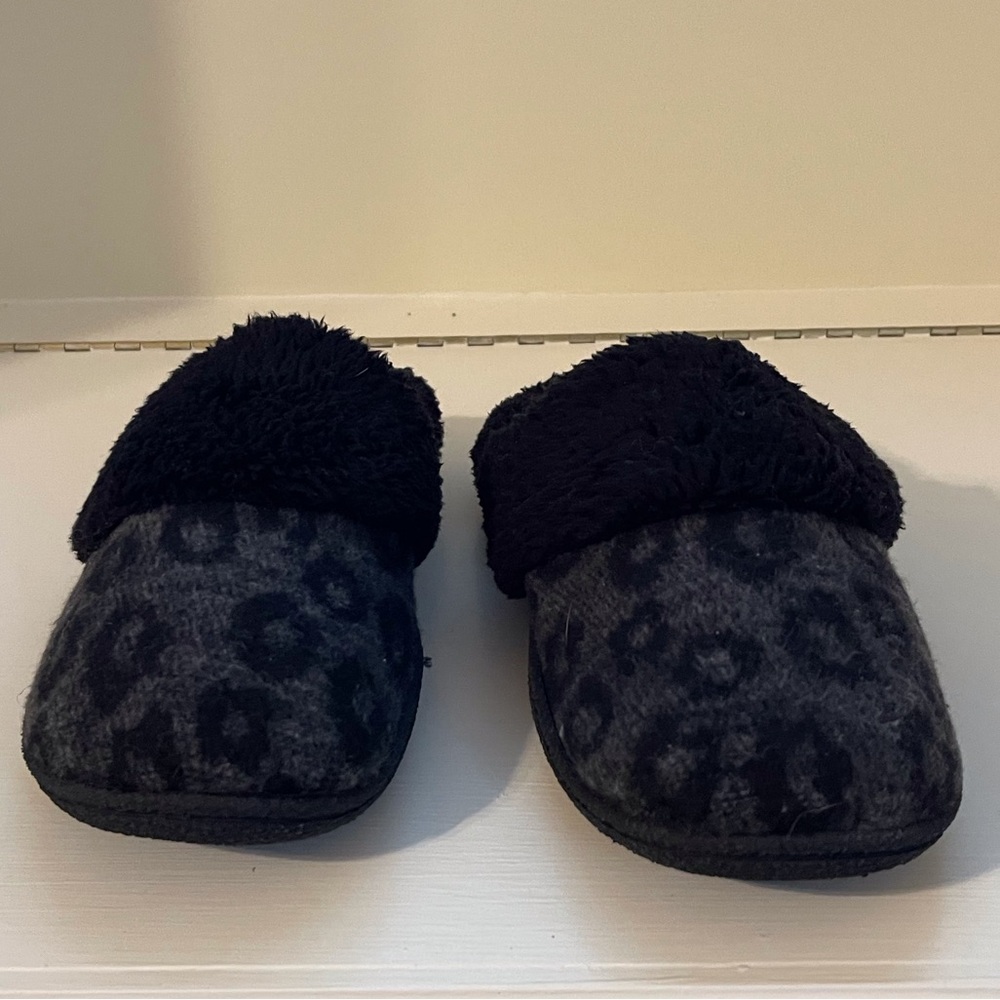 Black and gray woman’s slippers